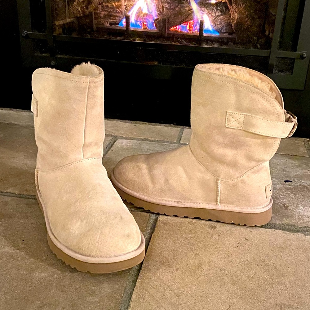 UGG Boots Sz 9 Remora cream boots
